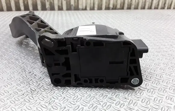 Accelerator throttle pedal