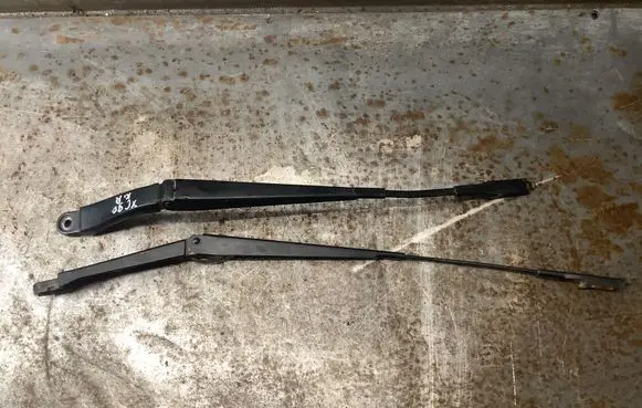 Volvo XC90 Front wiper blade arm 30753817