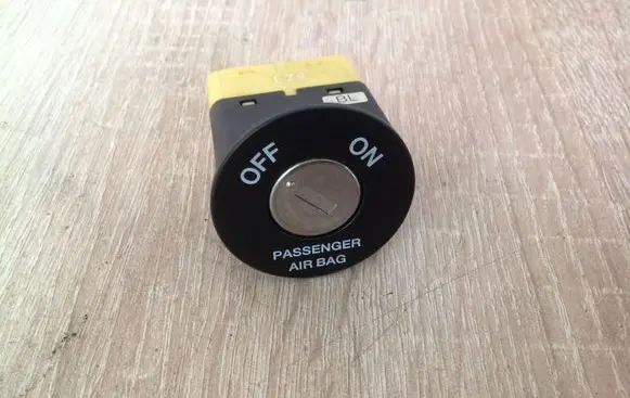 KIA Sorento Passenger airbag on/off switch 