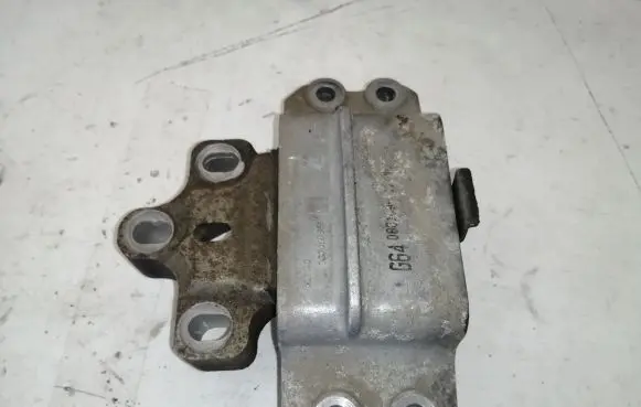 Volkswagen PASSAT B6 Engine mount bracket 3C0199555R