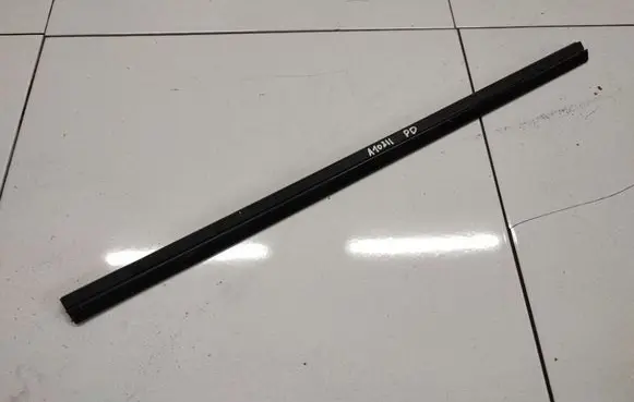 Skoda Octavia Mk1 (1U) Front door glass trim molding 