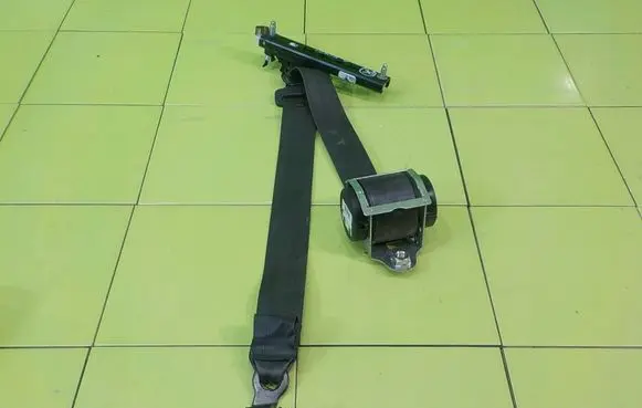 Opel Corsa E Front seatbelt 13427741 BEZPIECZENSTWA