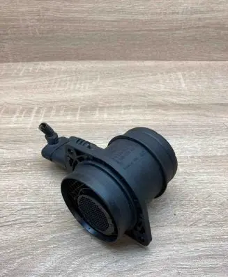 Audi A4 S4 B5 8D Mass air flow meter 038906461C 0281002757