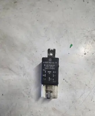 Mercedes-Benz Vito Viano W639 Coolant fan relay A0025424419