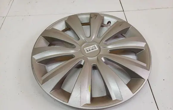 Toyota Avensis T250 R16 wheel hub/cap/trim 