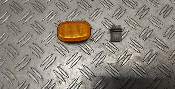 Toyota RAV 4 (XA20) Front fender indicator light 