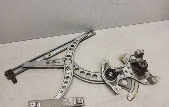 Volkswagen PASSAT B3 Front door manual window regulator 357837402