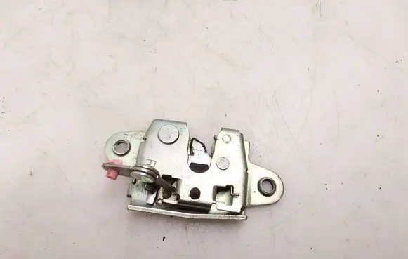 Toyota Hilux VIII Tailgate lock latch 
