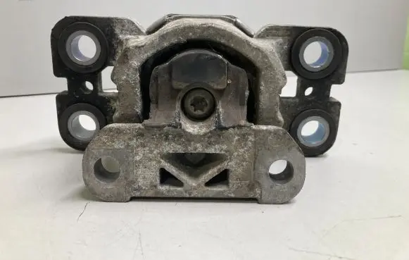 Volvo XC60 Engine mount bracket 8G9N7M121AA