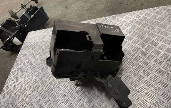 Opel Insignia B Battery box tray 84221669