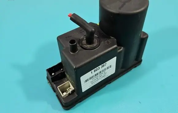 Audi A4 S4 B5 8D Central locking vacuum pump 4A0862257A IMPRK1603387