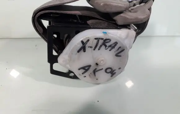Nissan X-Trail T30 Rear seatbelt
