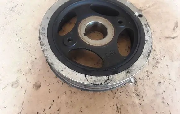 Toyota Avensis T270 Crankshaft pulley 134080R030