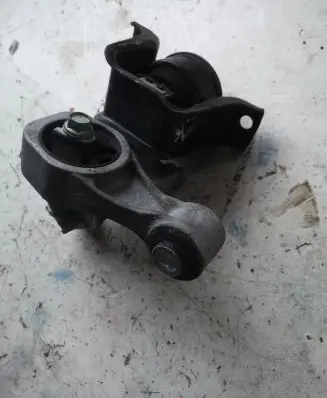 Nissan Juke I F15 Engine mounting bracket
