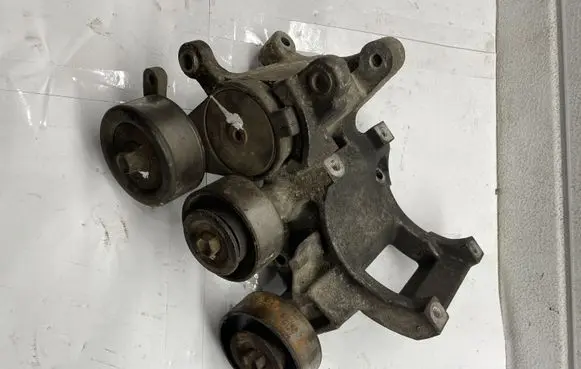 Toyota Land Cruiser (J120) Generator/alternator bracket 