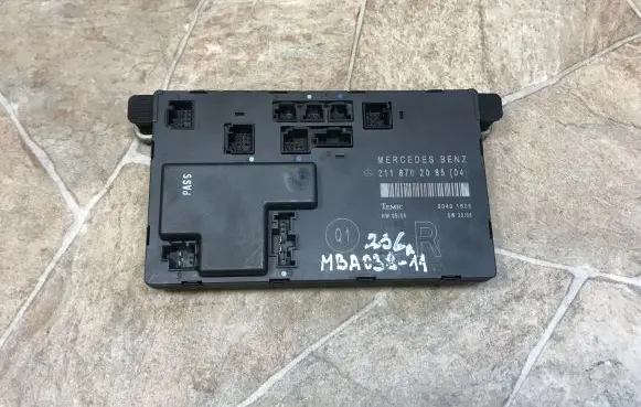 Mercedes-Benz E W211 Door control unit/module 2118702085