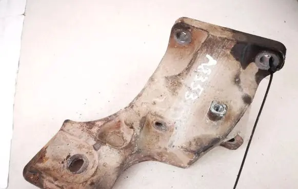 Land Rover Discovery 3 - LR3 Engine mounting bracket