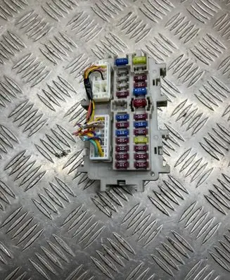 Nissan Navara D40 Fuse module 1052918 J0285 1C15