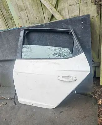 Seat Leon (5F) Rear door
