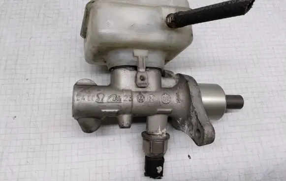 Volkswagen Golf IV Master brake cylinder 03350884581