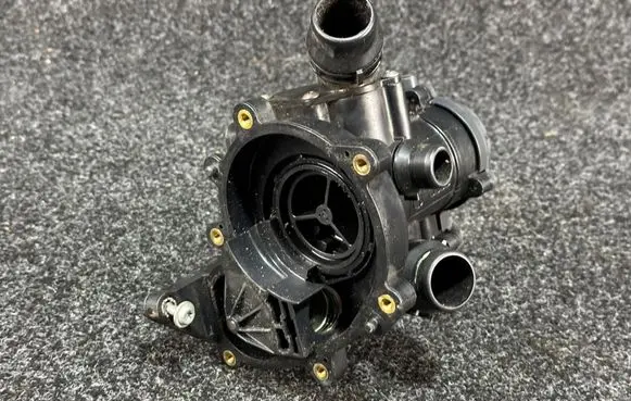 Volkswagen Golf VII Water pump 06L121111H