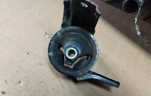 Peugeot 4007 Engine mount bracket