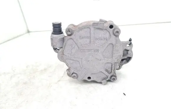 Volkswagen Tiguan Vacuum pump 03L145100F