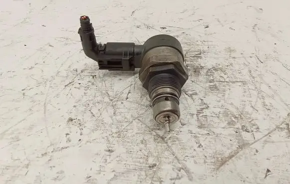 BMW X5 E70 Fuel pressure regulator 0281002738 32992469