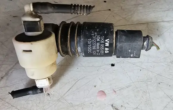 Volkswagen Touareg II Windscreen/windshield washer pump 1K6955651