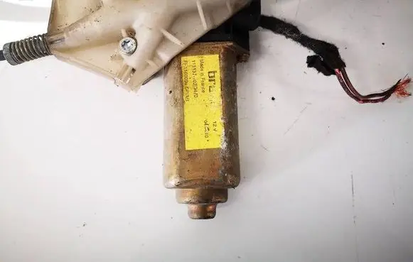 Volvo S40, V40 Front door window regulator motor 113137102