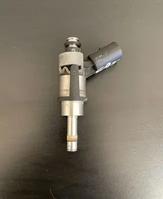 Audi A4 S4 B7 8E 8H Fuel injector 06D133036D
