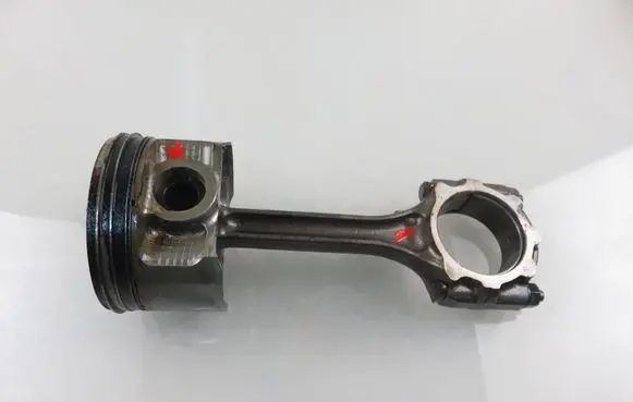 Mitsubishi Outlander Piston with connecting rod 63DV