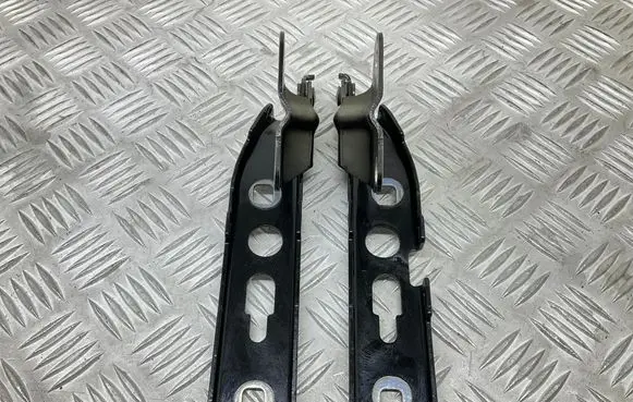 Engine bonnet/hood hinges