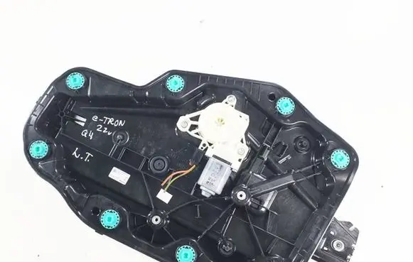 Rear window lifting mechanism without motor