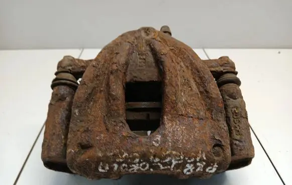 Toyota Corolla Verso E121 Front brake caliper