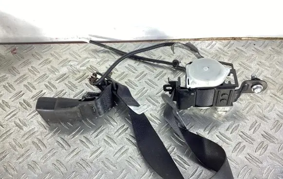 Middle seatbelt (rear)