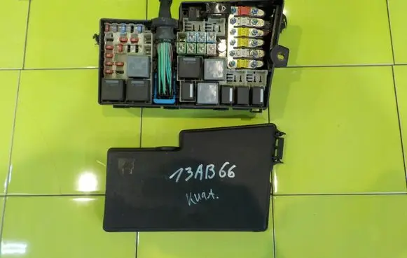 Ford Kuga I Fuse box set 8V4T14K733BAD 13AB66
