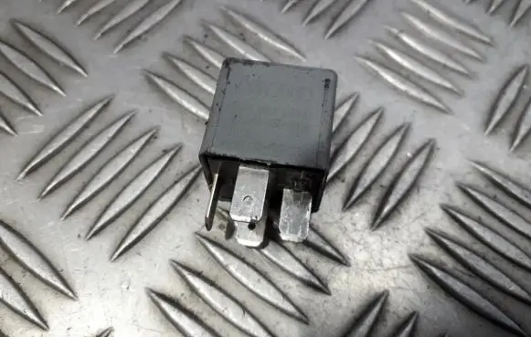 Volkswagen PASSAT B5.5 Other relay 8D0951253 V23134-J52-X300