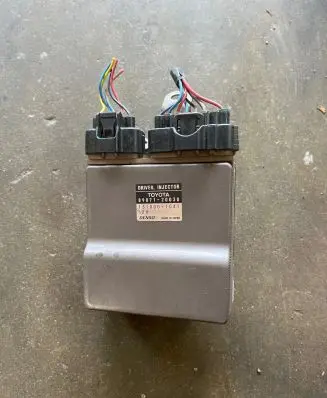 Toyota Corolla E120 E130 Fuel injection control unit/module 8987120030 1310001041