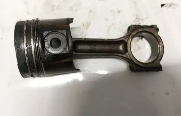 Suzuki Grand Vitara II Piston with connecting rod 
