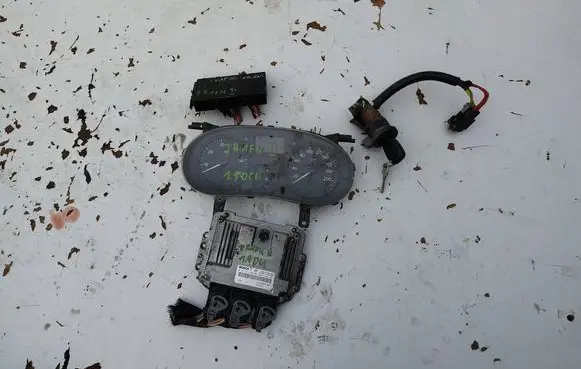 Renault Trafic II (X83) Engine control unit/module 8200051608