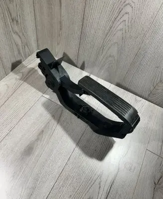 Mercedes-Benz C W203 Accelerator throttle pedal A2113000404