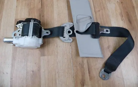 Lexus GS 250 350 300H 450H Front seatbelt 8237000090 7Q2610P 7302433030