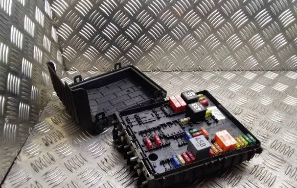Audi A3 S3 8P Fuse module 1K0937124H