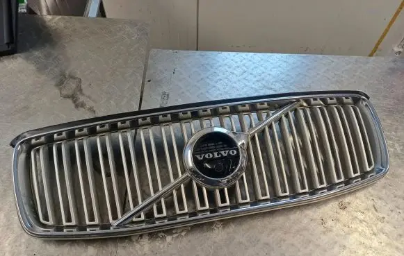Volvo XC90 Front bumper upper radiator grill 31383933