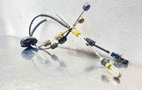 Opel Astra J Gear shift cable linkage 55563703