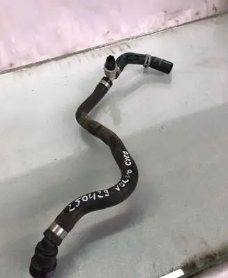 Engine coolant pipe/hose