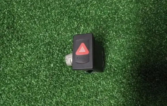 Volkswagen PASSAT B5 Hazard light switch 3B0953235D