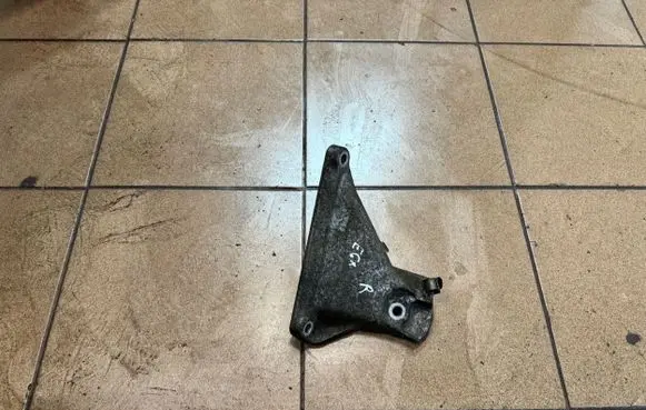 BMW 5 E60 E61 Engine mounting bracket 6769153 1R55A44000