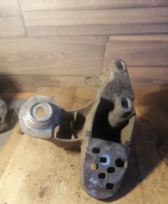 Volkswagen PASSAT B5 Engine mounting bracket